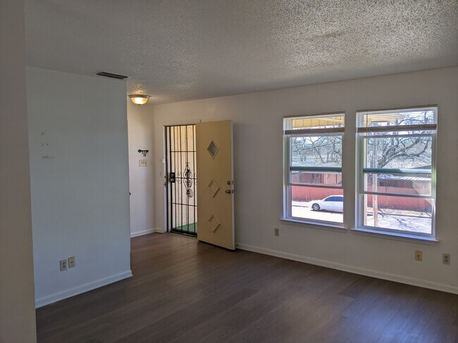 Building Photo - 2607 N Ayers Ave