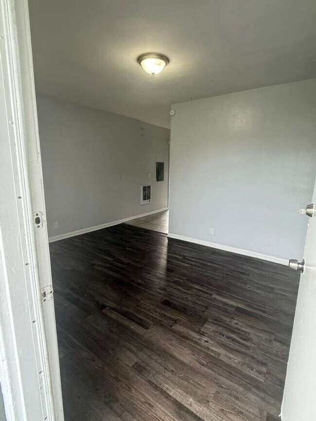 Building Photo - 1305 W 6th St