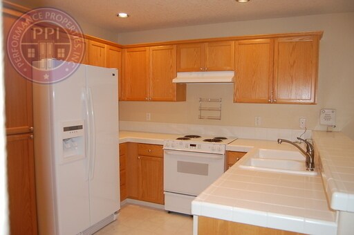 Building Photo - Contemporary Home Close to Intel & Nike!! Pet Friendly, Central Air