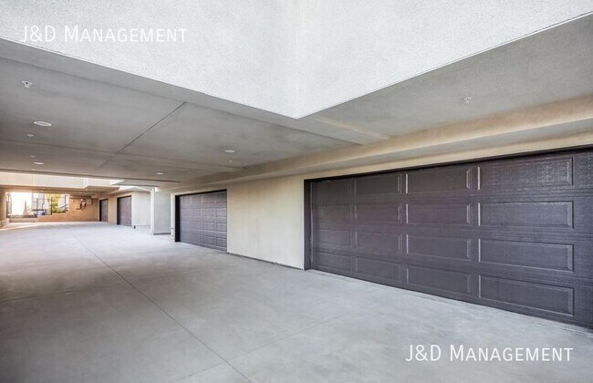 Building Photo - 5845-5855 RILEY STREET-5853
