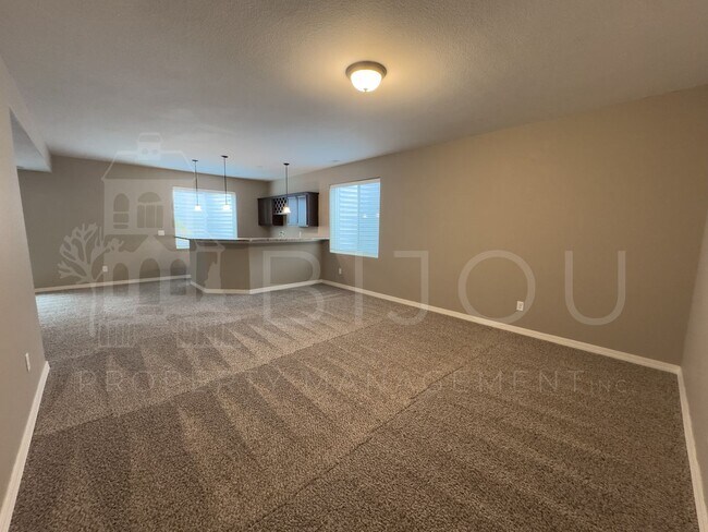 Building Photo - Large Well-Maintained Peyton Home