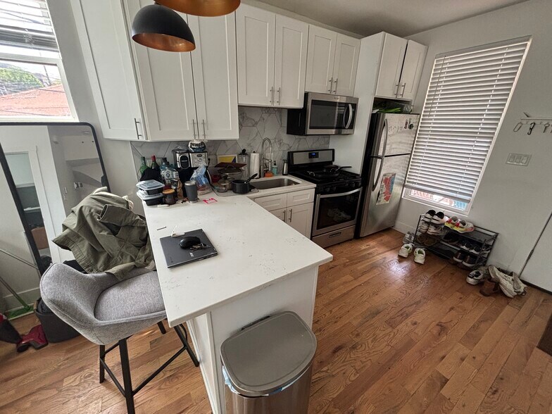 Kitchen - 1401 N Mohawk St