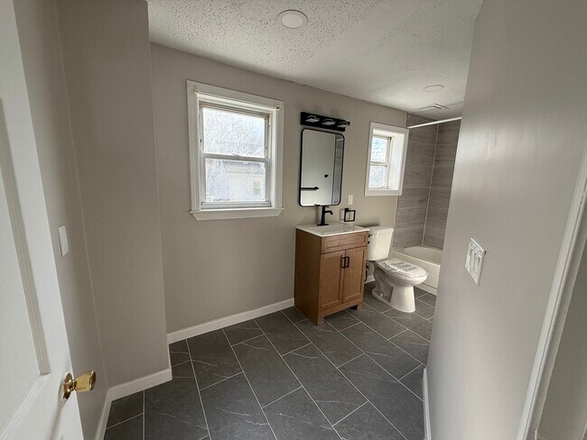 Building Photo - 18 Meadow St