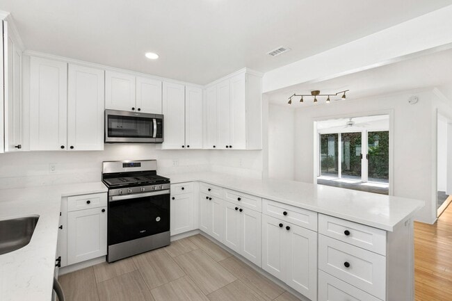 Building Photo - In the heart of the Coronado Village!