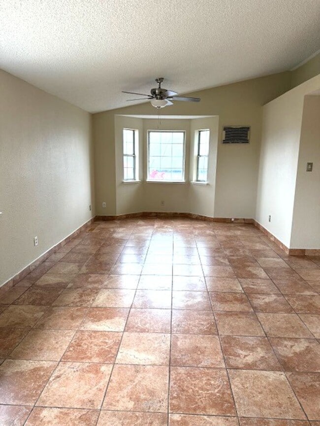 Building Photo - 3 bedroom house in Elko with garage