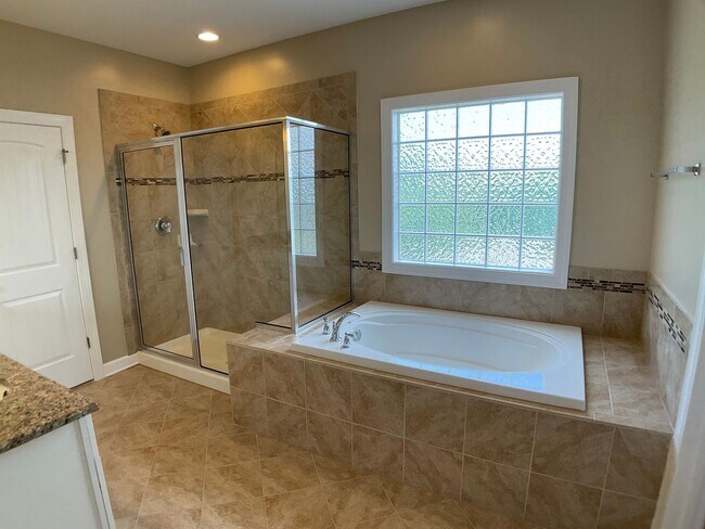 Building Photo - Absolutely Gorgeous and Spacious in Renais...