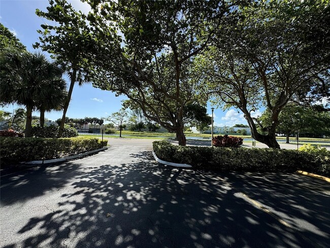 Building Photo - 2601 S Palm Aire Dr