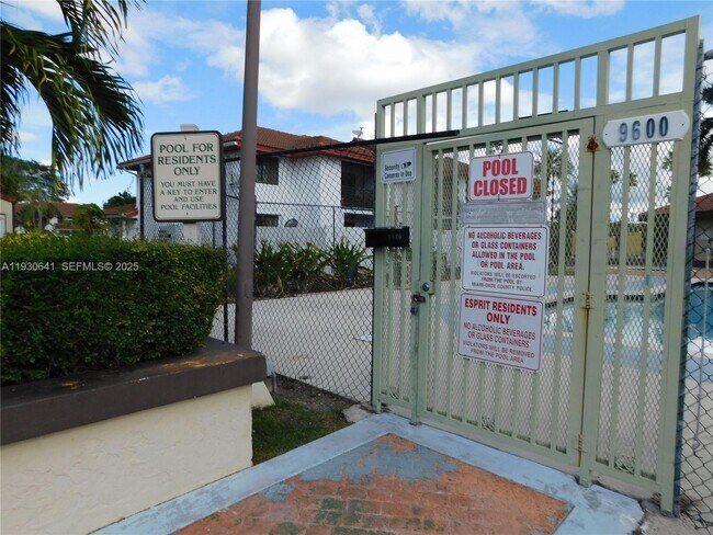 Building Photo - 9688 SW 138th Ave