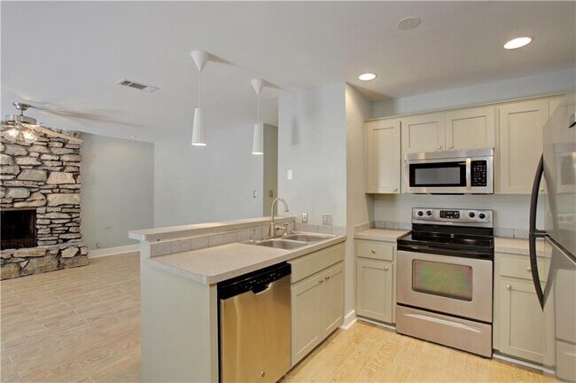 Building Photo - 2313 La Casa Dr
