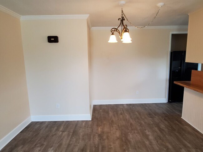 Building Photo - For Lease - Spacious 3 BR|1 BA Home, 10 Mi...