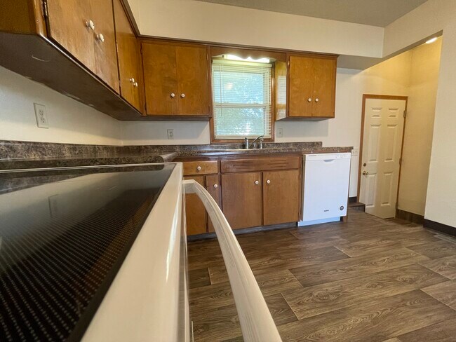 Building Photo - 2208 Chanticleer St