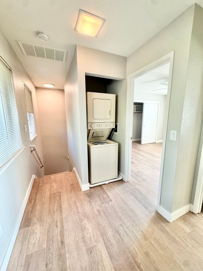 Building Photo - Beaitifully updated 2 bedroom 1.5 bathroom...