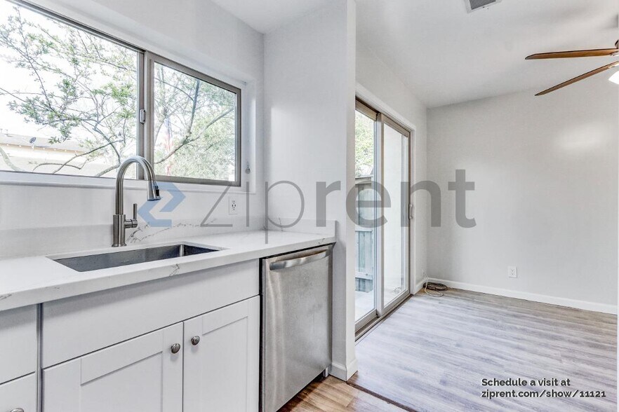 Building Photo - 1805 Primavera Dr