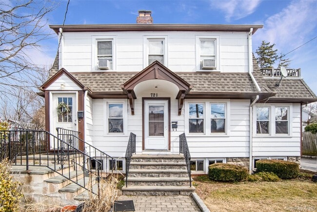 Primary Photo - 721 River St