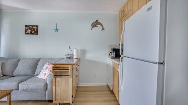 Building Photo - 23 S Forest Beach Dr