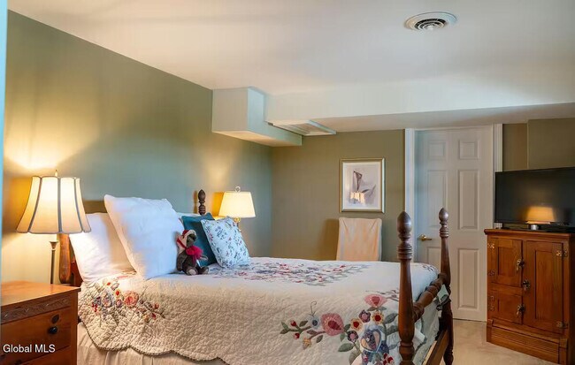 Building Photo - 27 Hill Rd