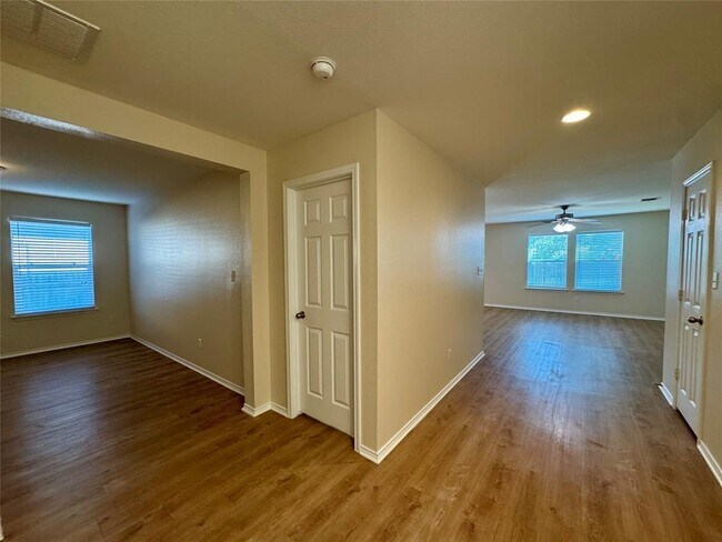 Building Photo - 291 Gina Dr
