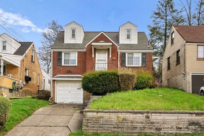 Building Photo - Recently Updated Single Family 3 Bedroom Home.  Available June 10th!