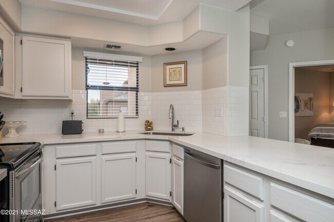 Building Photo - 6655 N Canyon Crest Dr