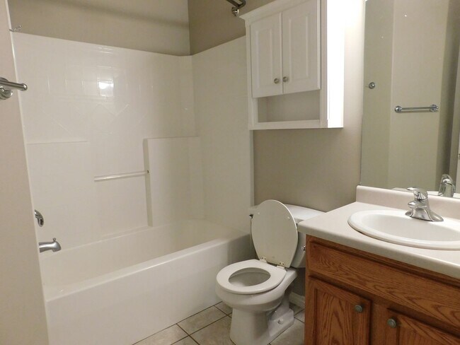 Building Photo - TWO WEEKS FREE RENT IN FOUNTAIN GREENS!
