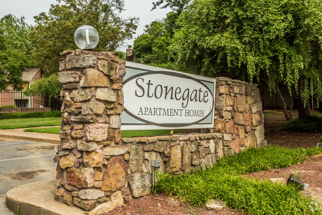 Building Photo - Stonegate Apartments