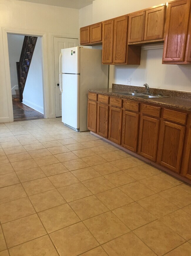 Building Photo - 5 Bedroom, 1 Bath, Parking-York City SD