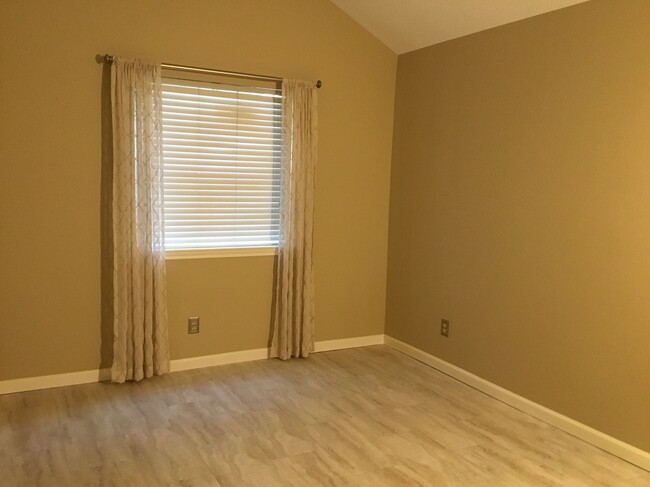 Master bedroom with vaulted ceiling - 1103 Dulles Ave