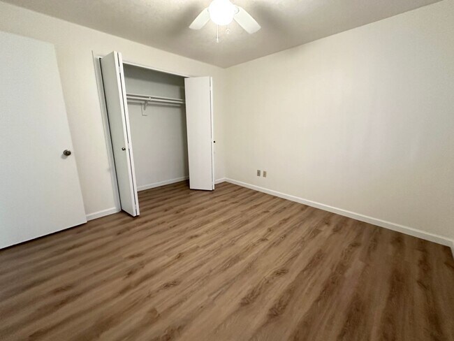 Building Photo - 2 Bedroom Duplex Off Oleson Road!