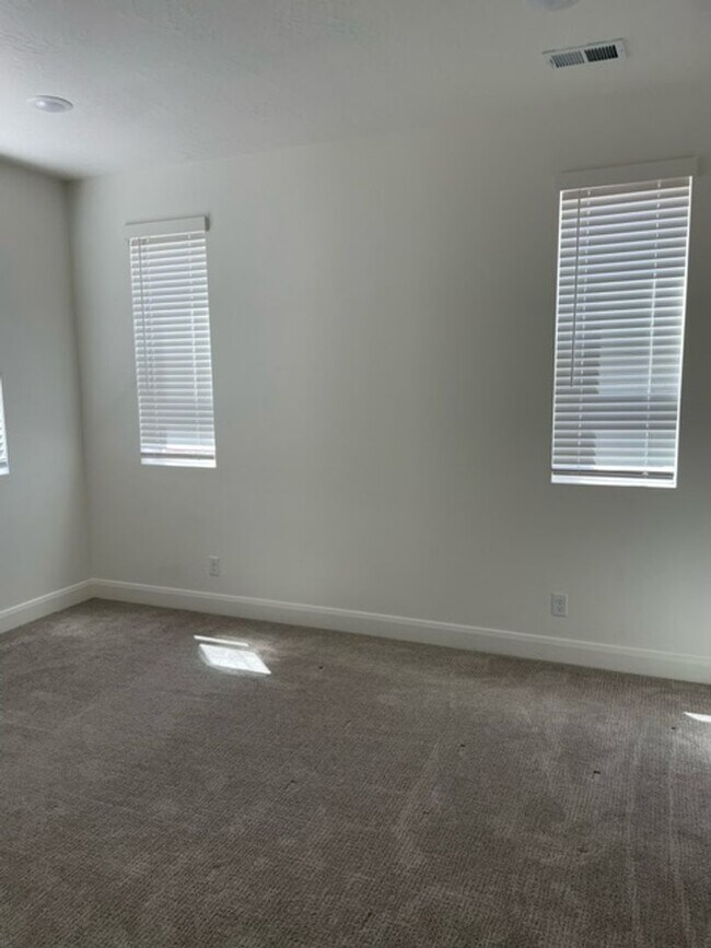 Building Photo - 3 Bedroom Condo in Desert Color with Flexible 6-12 Month Lease