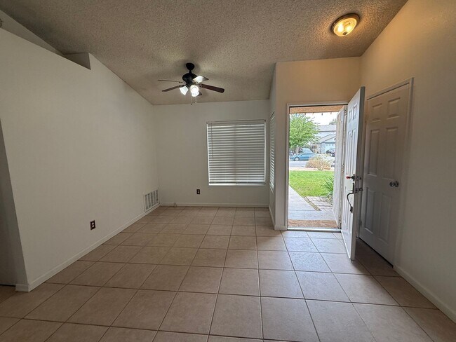 Building Photo - Hesperia Home, 3 Bedroom's, 2 Bathrooms, New paint, New Carpet,