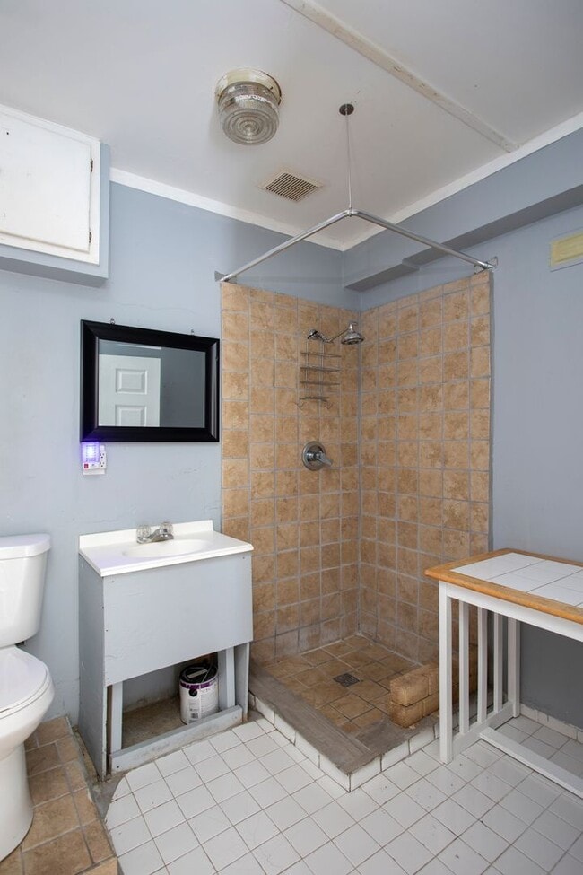 Building Photo - Private 1 bedroom with Bathroom and a Shared kitchen with other 3 bedrooms