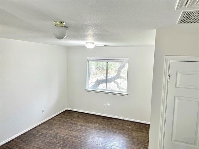 Building Photo - 6400 La Carman Ln