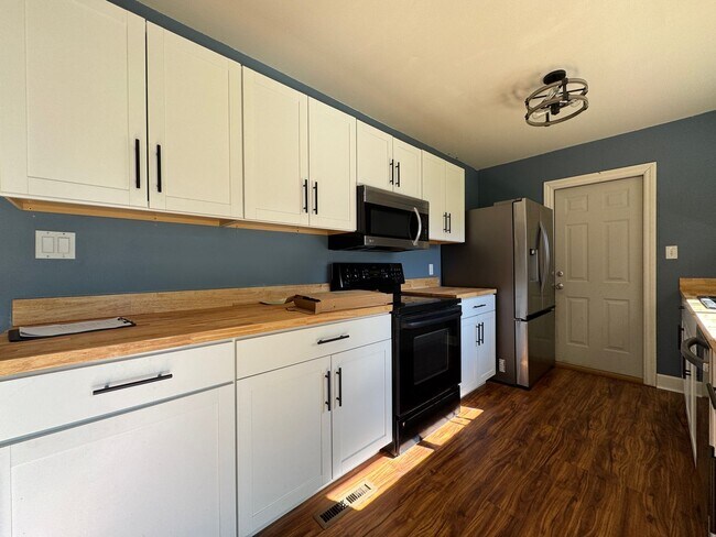 Building Photo - Great Tri-level home-Half of November Free!