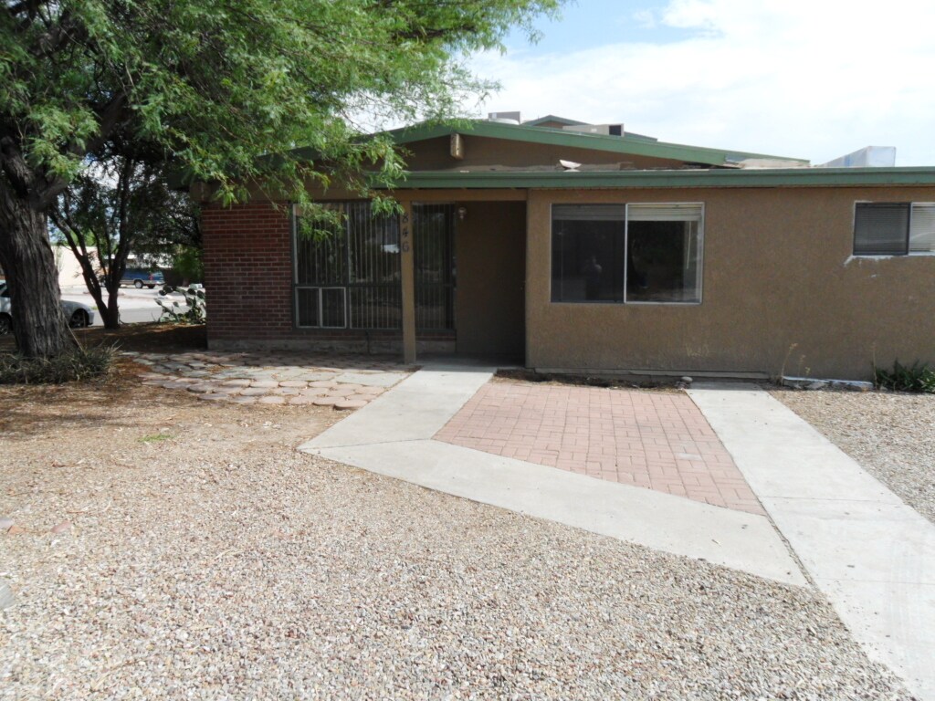 Unit #1 Entry - 846 E Waverly St