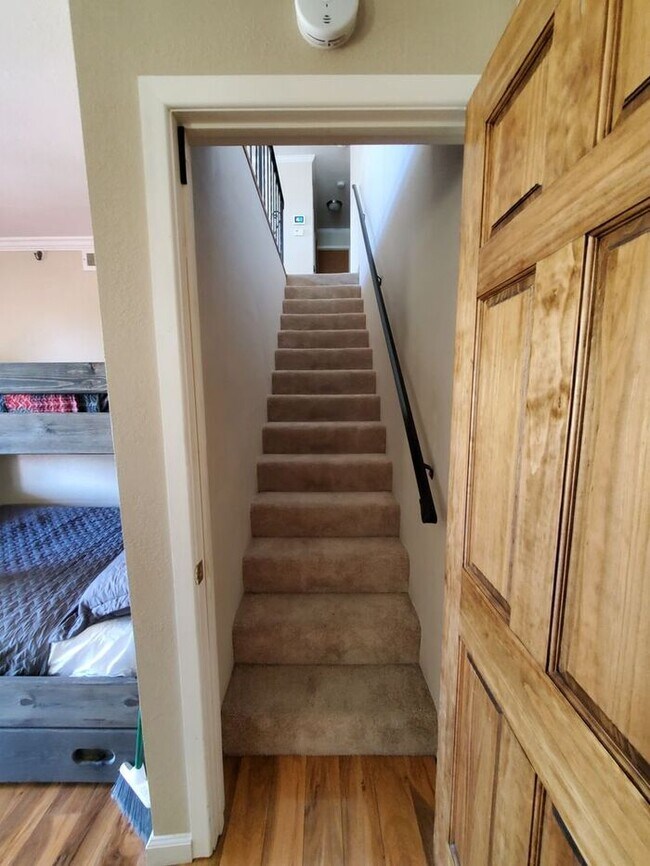 Building Photo - 3 bedroom/ 3 bath. Fully furnished ready f...
