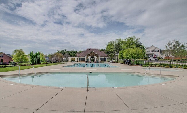 Building Photo - 3 Bedroom, 3 Bathroom Home w/ 2 Car Garage...