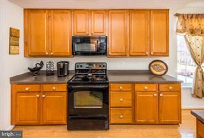 Building Photo - COMING SOON! June 1st - Beautiful Townhouse with 3rd Floor Master Suite!