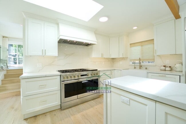 Building Photo - 49 Locust Ave