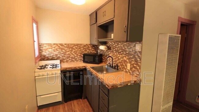 Building Photo - 1717 Cottonwood Ave