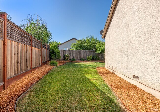 Building Photo - 525 Sauvignon Pl