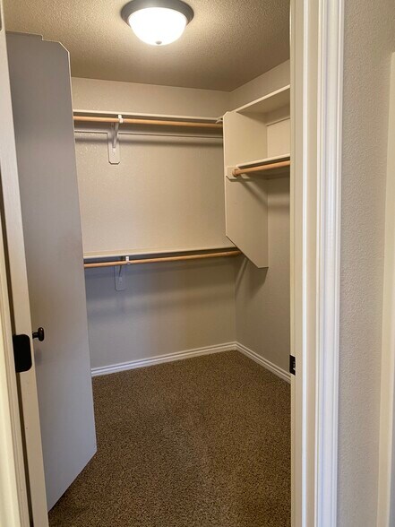 Building Photo - 3610 Woodhaven Dr