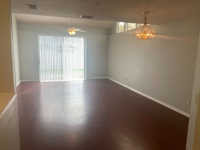 Building Photo - Beautiful 3 bedroom 2.5 bath home with vaulted ceilings and 2 car garage