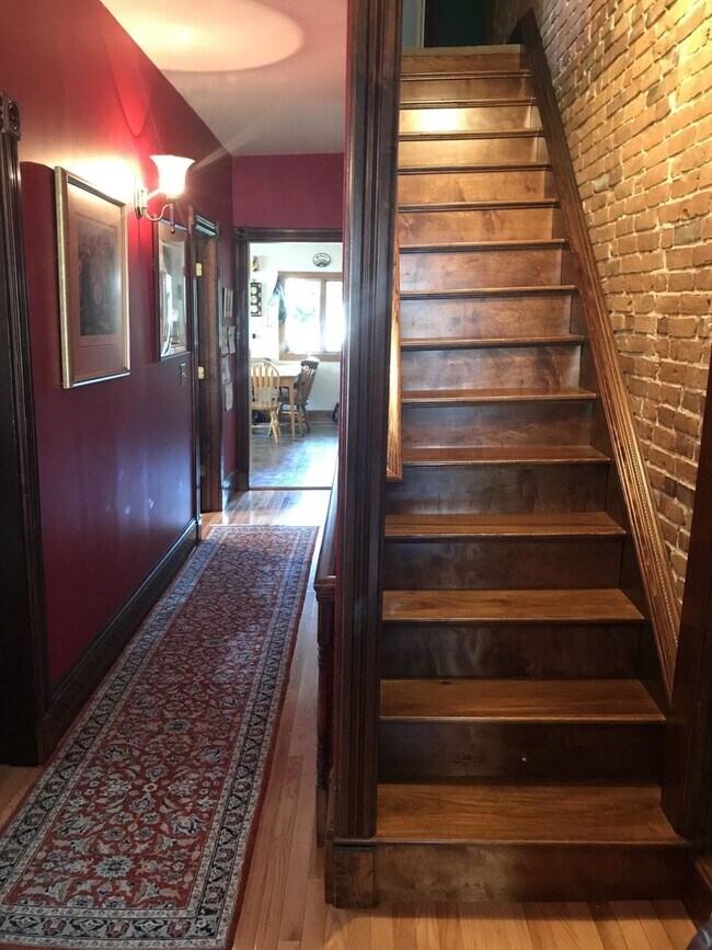 Building Photo - BU 6-bed 3-bath Massive triplex