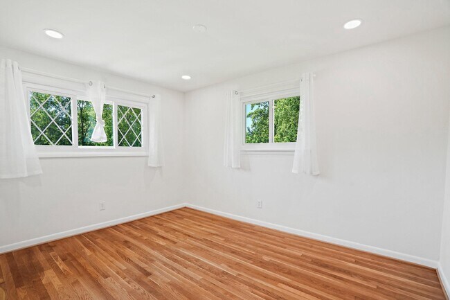 Building Photo - 6607 Lone Oak Dr