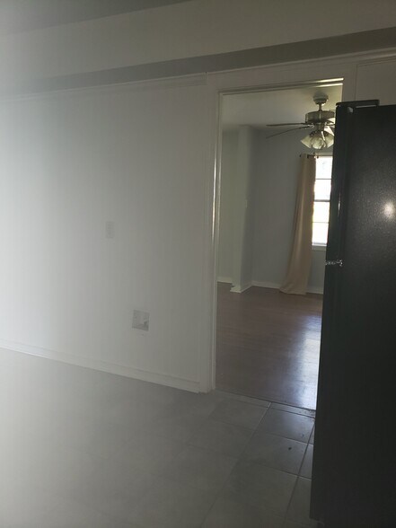 Building Photo - 563 N Park Dr