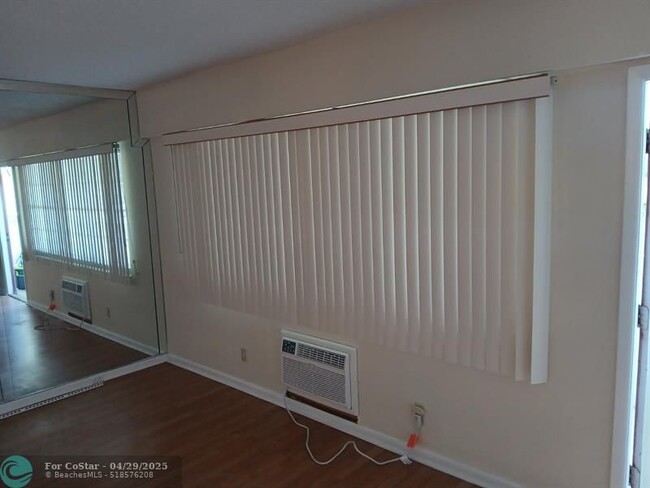 Building Photo - 538 Fanshaw M