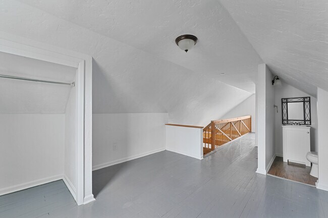 Building Photo - 98 N Navarre Ave