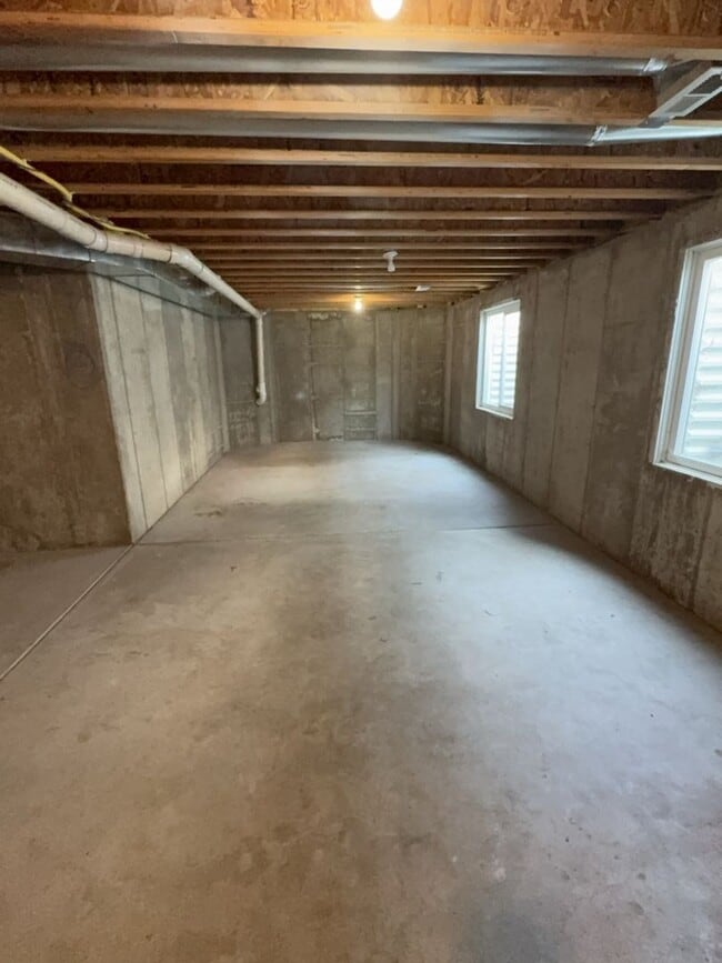 Building Photo - Spacious 3 Bed, 2.5 Bath Home with Oversiz...