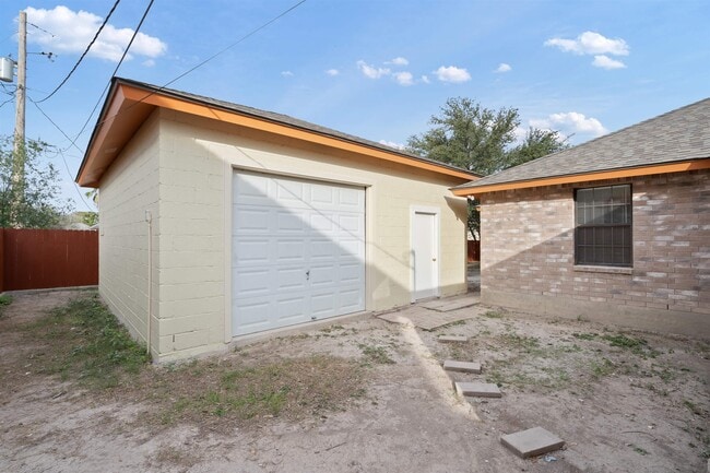 Building Photo - 104 Virgie St