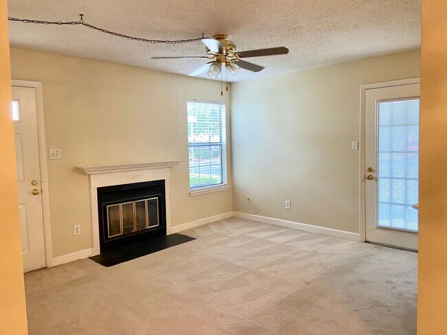 Building Photo - 2BD/1BA Condo in the Heart of Virginia Beach! Water Included!